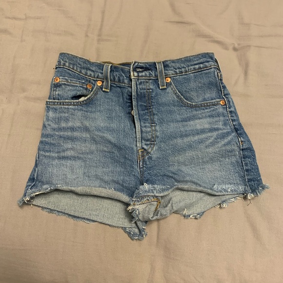 Levi’s Ribcage Shorts - Picture 2 of 4